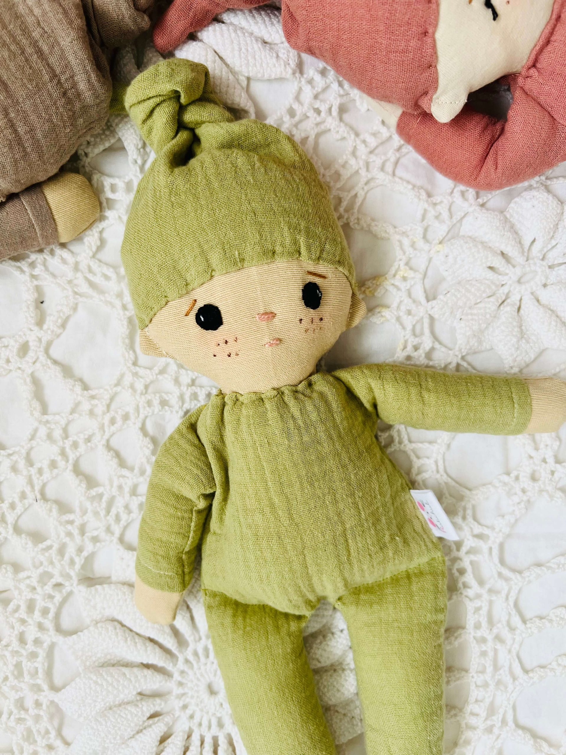 Muñeco de apego de color verde