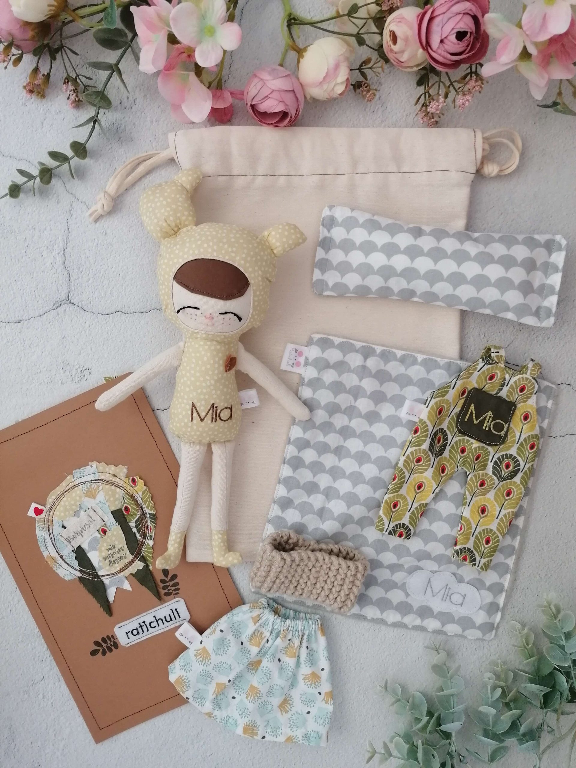 Muñeca de tela con accesorios y complementos