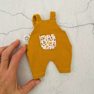 Ropa miniatura para muñecas bonitas