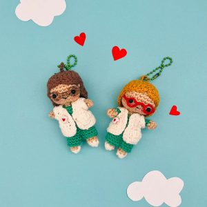 Muñeca de crochet a pequeña escala