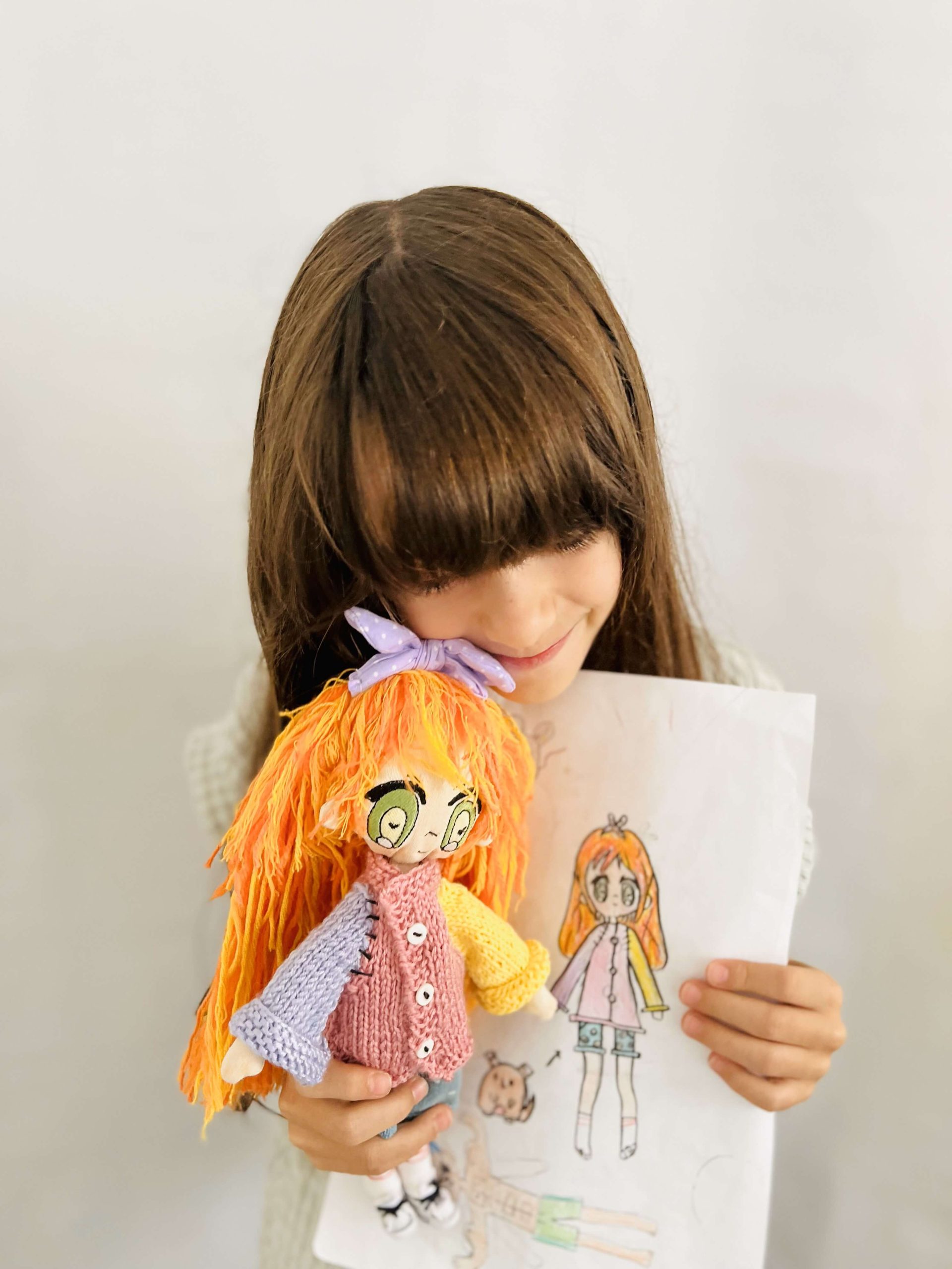 Obra de arte infantil transformada en un muñeco de trapo.