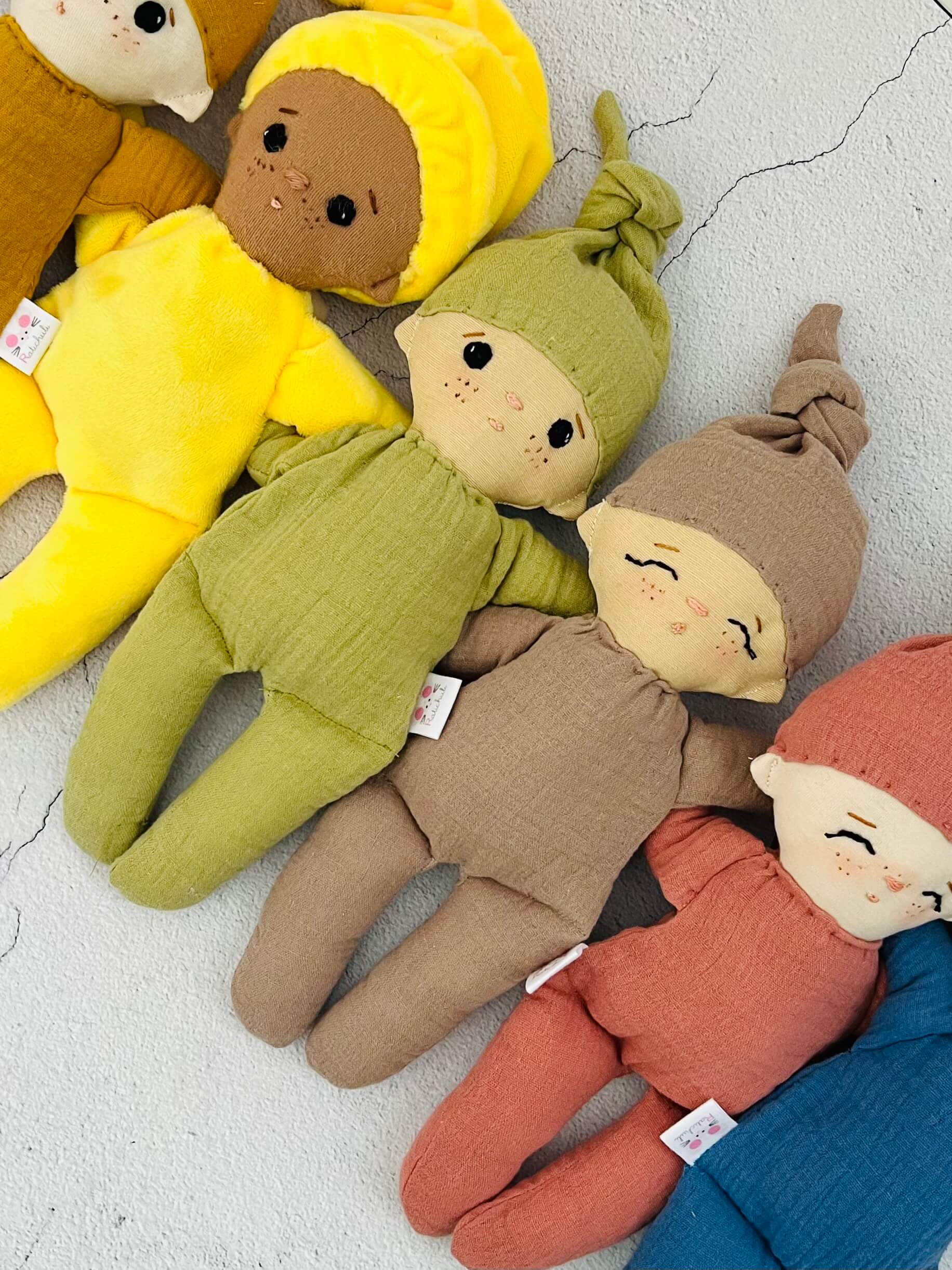 Muñecos de tela blanditos inclusivos