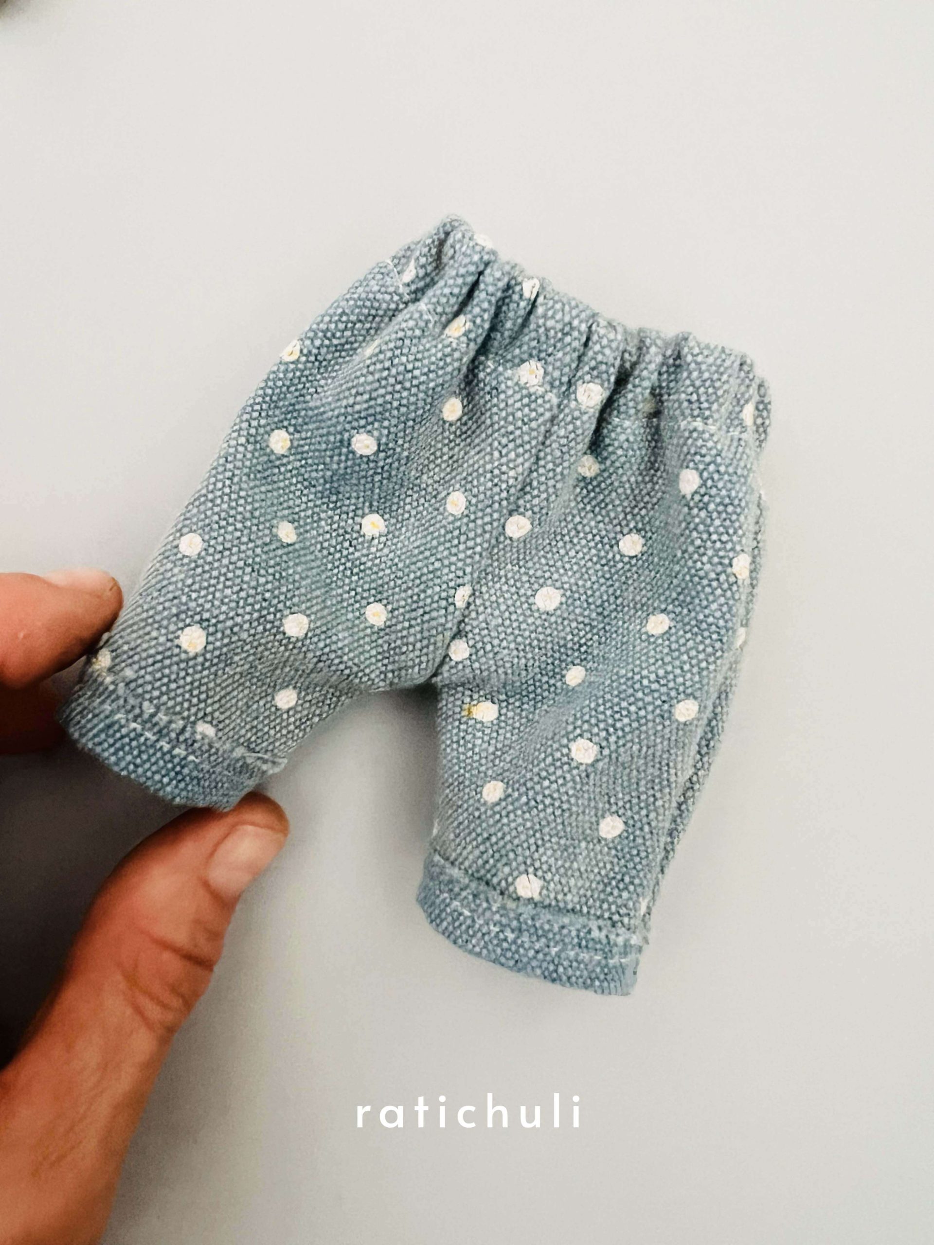 pantalones de tela reutilizada de un bolso