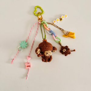 Colgante decorativo de monos kawaii en crochet