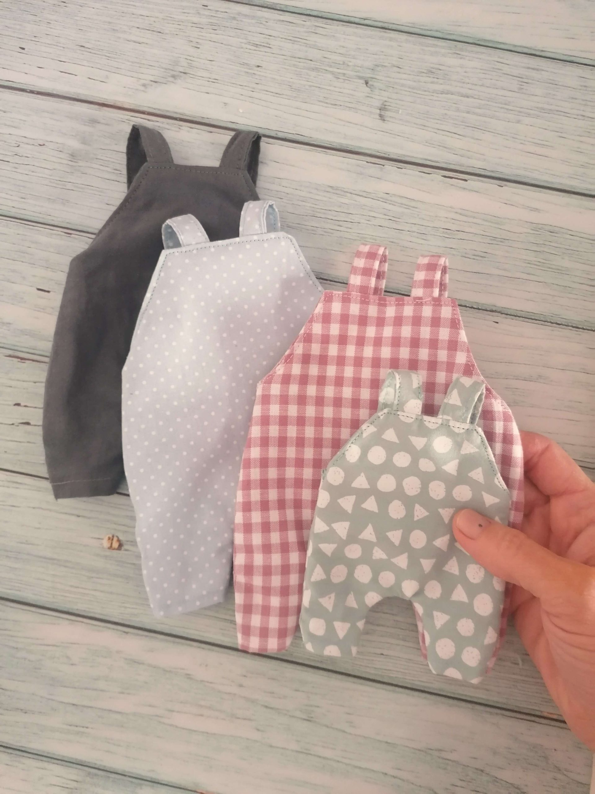 Petos de moda para muñecas. Mono o peto para muñecxs