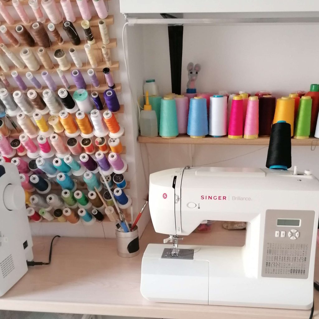 Hilos de colores en ele taller de muñecas de tela